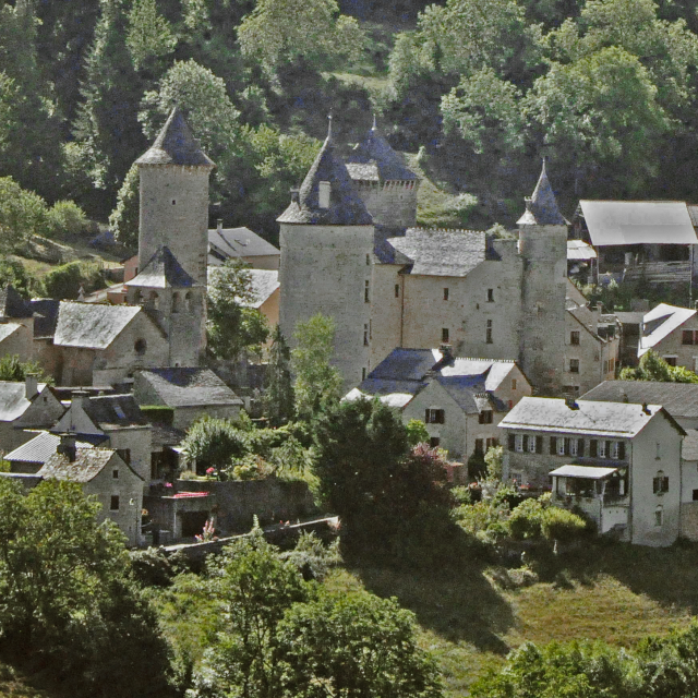 Château de Saint Saturnin datant du début du XIVe siècle, remanié aux XVIe et XVIIe siècles, au coeur d'un charmant village lozérien, niché dans le cirque de Saint Saturnin (Causse de Sauveterre).