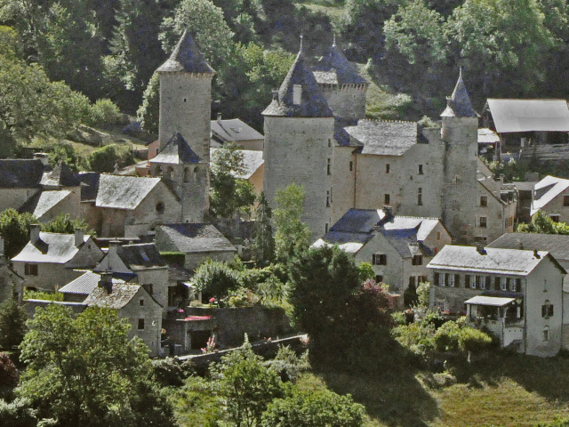 Saint Saturnin et son château du XIVème aux pieds des falaises du Causse de Sauveterre dans la vallée de l'Urugne.