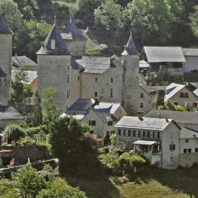 Saint Saturnin et son château du XIVème aux pieds des falaises du Causse de Sauveterre dans la vallée de l'Urugne.