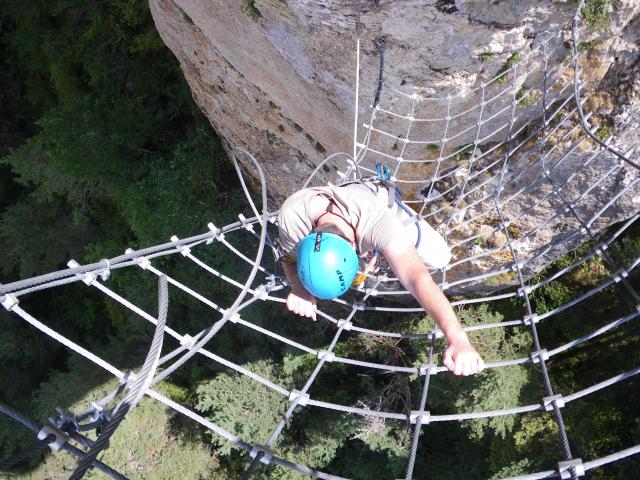 Via Ferrata de Roqueprins dominant La Canourgue. Parcours optionnel avec un filet;