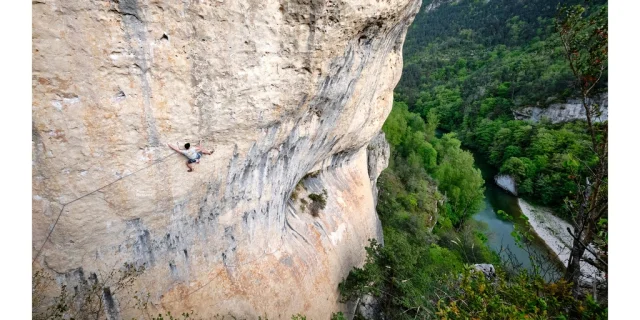 Escalade sur une falaise des gorges du Tarn Instagram #gorgesdutarn