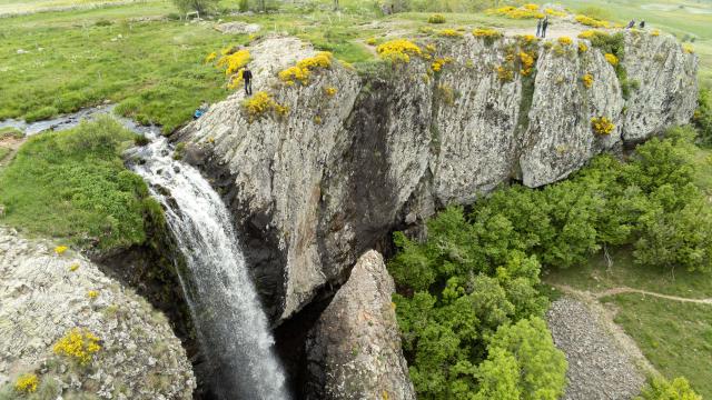 Vue sur la cascade du Déroc sur l'Aubrac, enfants et famille.