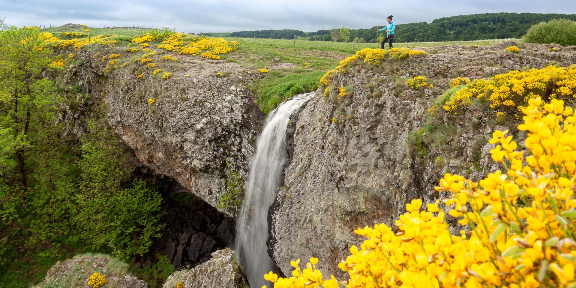 Cascade du Déroc, randonnée printemps fleur Aubrac.