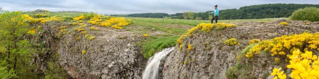 Cascade du Déroc, randonnée printemps fleur Aubrac.