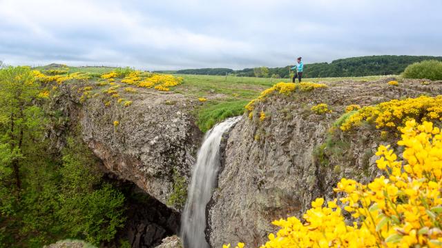 Cascade du Déroc, Aubrac spring flower hike.