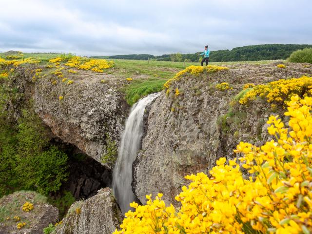 Cascade du Déroc, randonnée printemps fleur Aubrac.