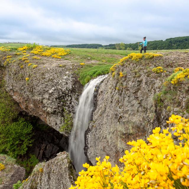 Cascade du Déroc, randonnée printemps fleur Aubrac.