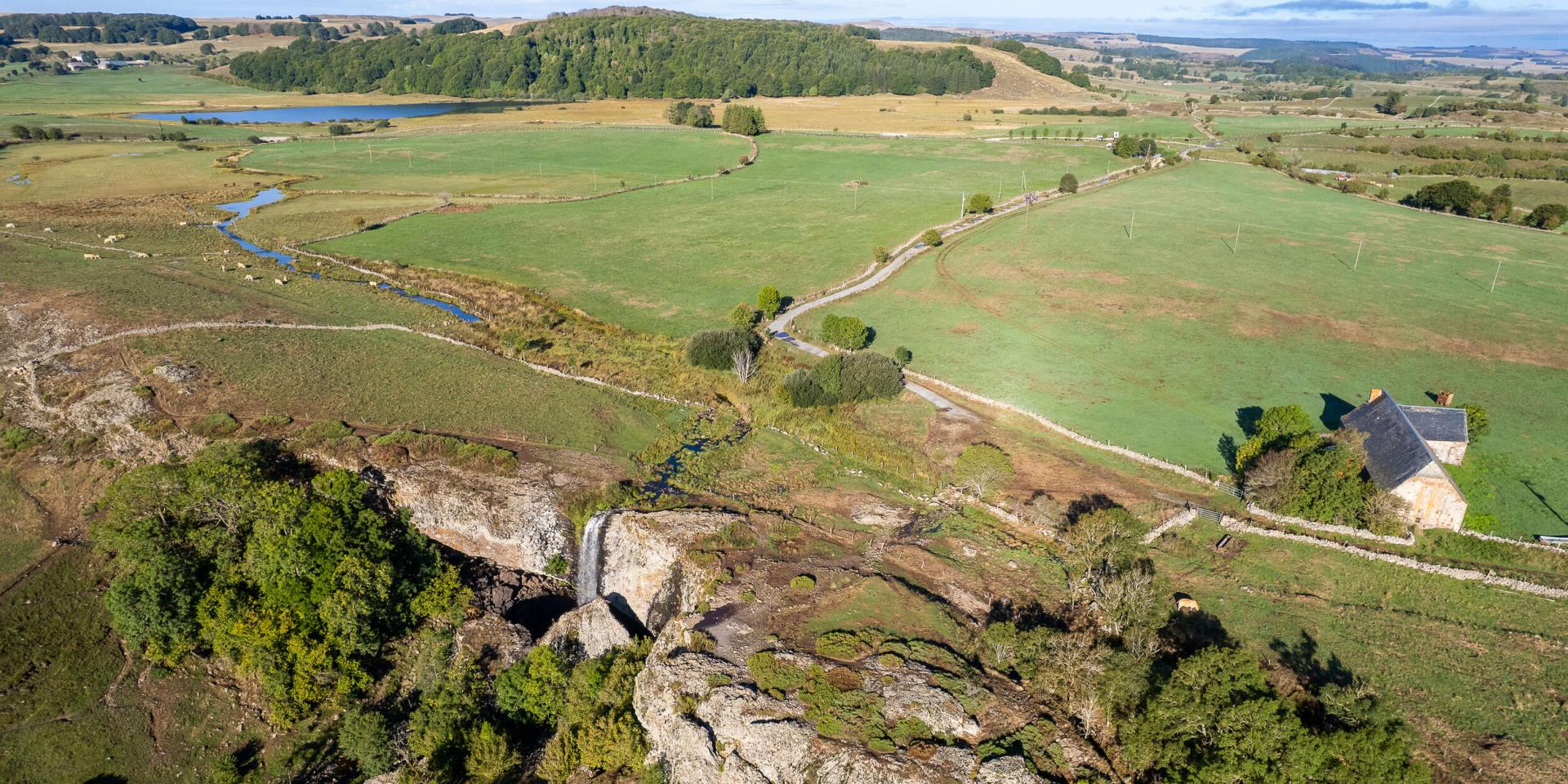 Cascade du Déroc et le lac des Salhiens.