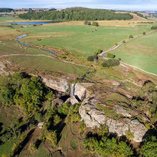 Cascade du Déroc et le lac des Salhiens.