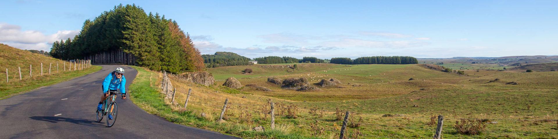 Bike outing on the Aubrac lakes route.