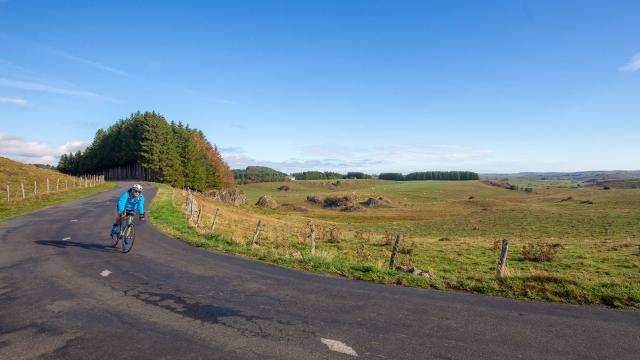 Bike outing on the Aubrac lakes route.