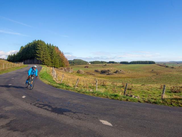 Sortie vélo sur la route des lacs de l'Aubrac.