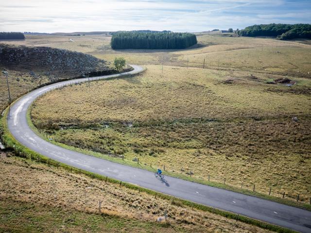 Cycliste sur la route de l'Aubrac.