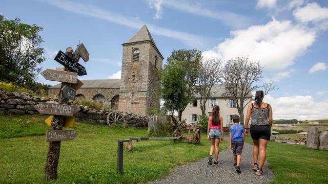 Famille au village d'Aubrac.