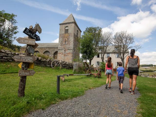 Famille au village d'Aubrac.