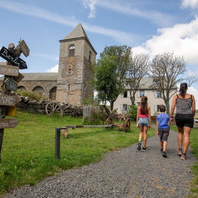 Famille au village d'Aubrac.