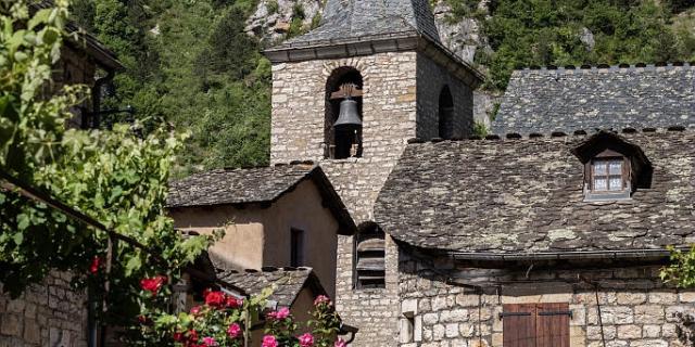 Découverte du village de Sainte-Enimie et de son église