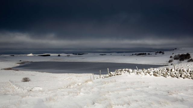 Lac De Saint Andeol hiver neige aubrac.