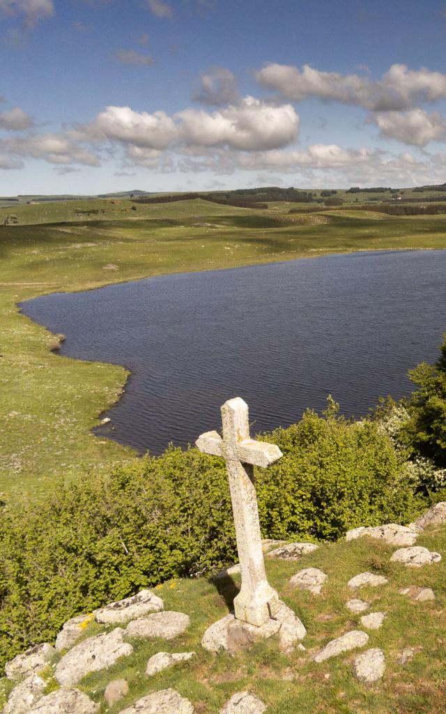 Lac de Saint Andéol et sa croix sur l'Aubrac.