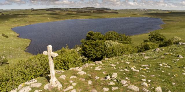 Lac de Saint Andéol et sa croix sur l'Aubrac.