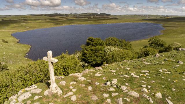 Lac de Saint Andéol et sa croix sur l'Aubrac.