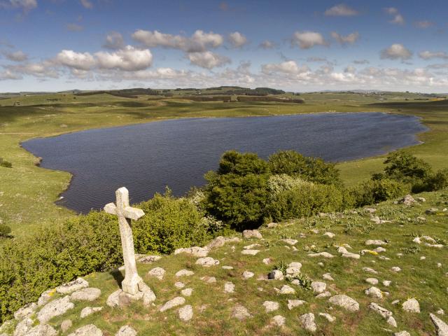 Lac de Saint Andéol et sa croix sur l'Aubrac.