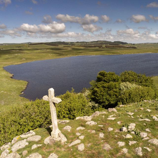 Lac de Saint Andéol et sa croix sur l'Aubrac.