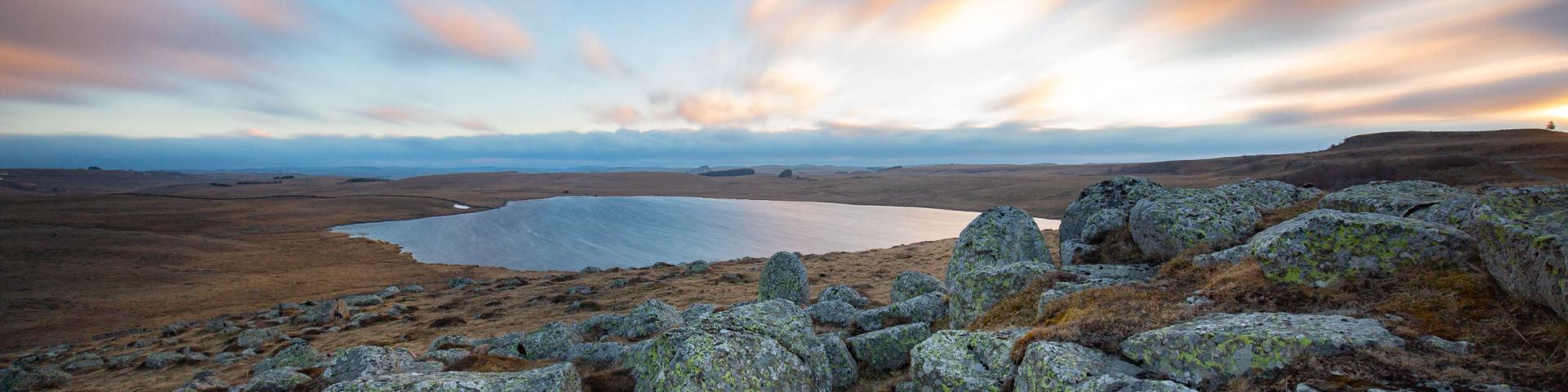 Lac de Saint Andéol et granit Aubrac.