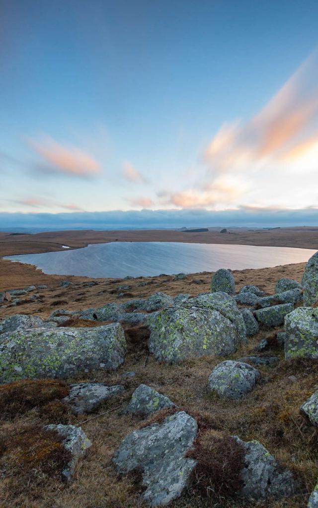 Lac de Saint Andéol et granit Aubrac.