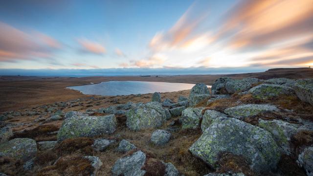 Lac de Saint Andéol et granit Aubrac.