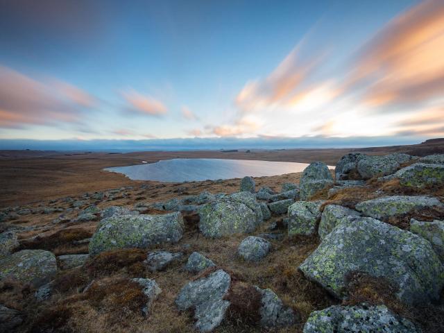 Lac de Saint Andéol et granit Aubrac.