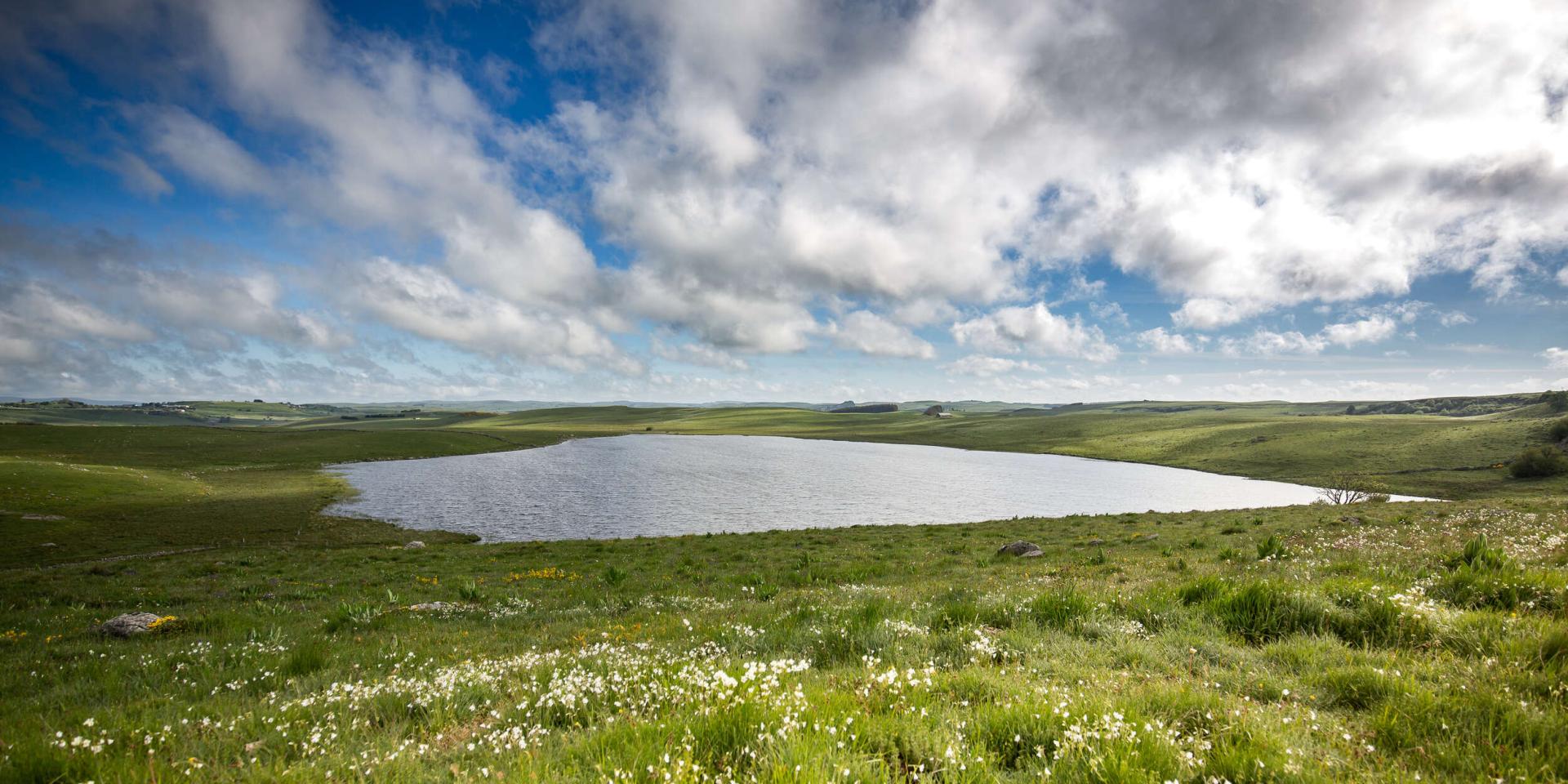 Lac De Saint Andeol et route des lacs sur l'Aubrac.