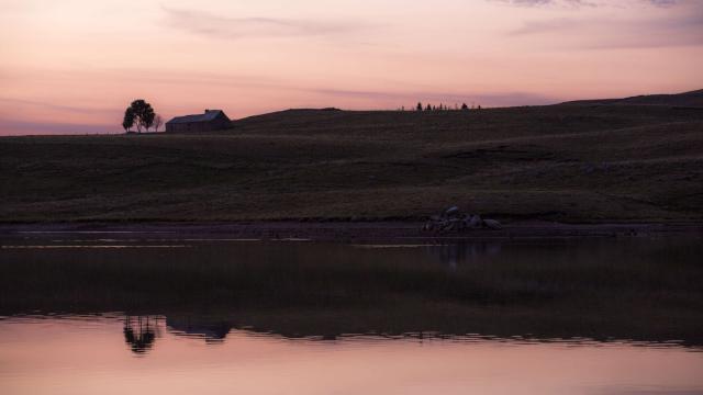 Lac Des Moines et buron sur l'Aubrac.