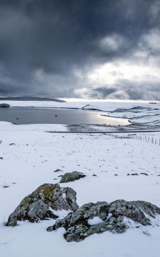 Lac Des Moines et neige sur l'Aubrac.