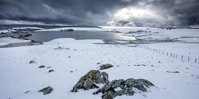 Lac Des Moines et neige sur l'Aubrac.