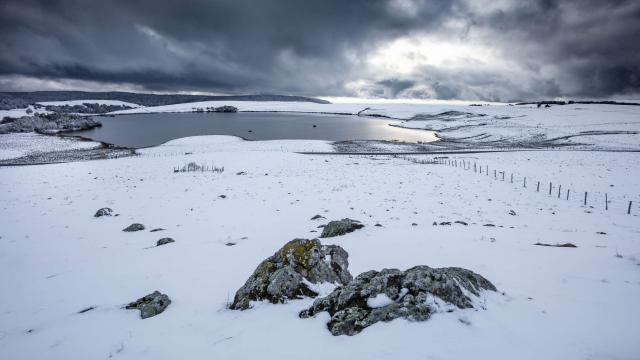 Lac Des Moines et neige sur l'Aubrac.