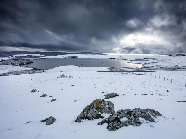 Lac Des Moines et neige sur l'Aubrac.