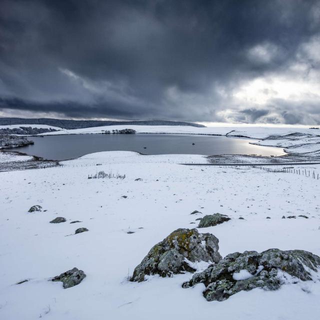 Lac Des Moines et neige sur l'Aubrac.