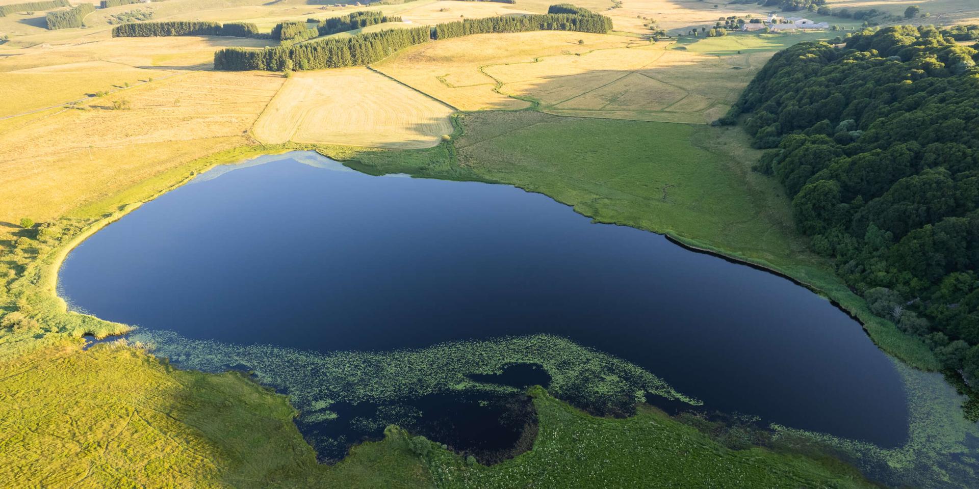 Lac Des Salhiens, route des lacs, Aubrac plateau.