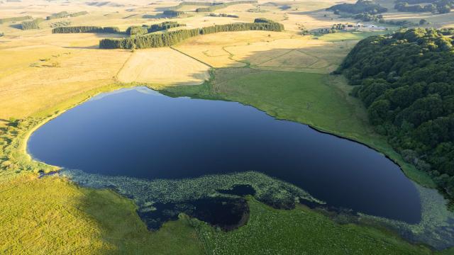 Lac Des Salhiens, route des lacs, plateau de l'Aubrac.