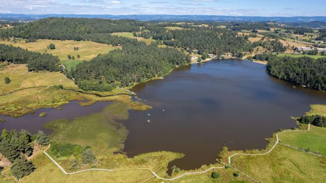 Lac Du Moulinet parc naturel régional de l'Aubrac.