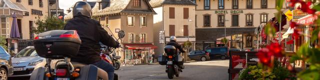 Motos dans les rues de Laguiole