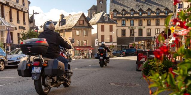 Motos dans les rues de Laguiole