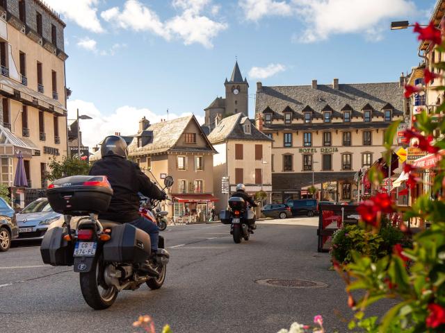 Motos dans les rues de Laguiole