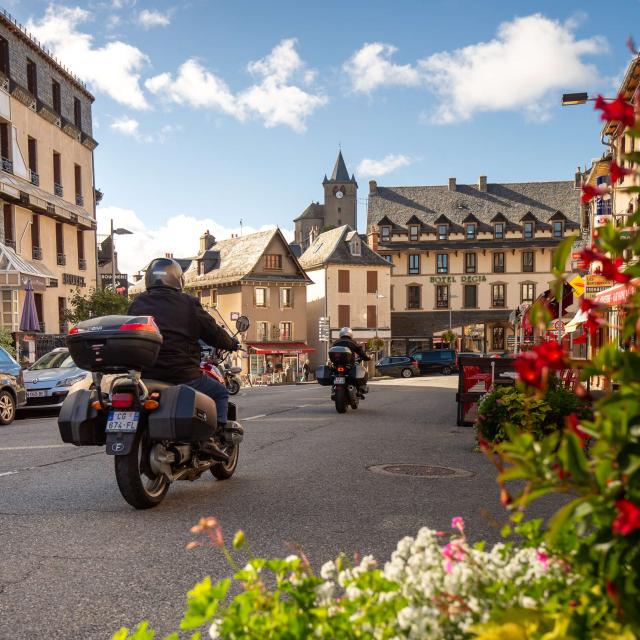 Motos dans les rues de Laguiole