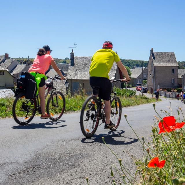 Cyclistes village aubrac.