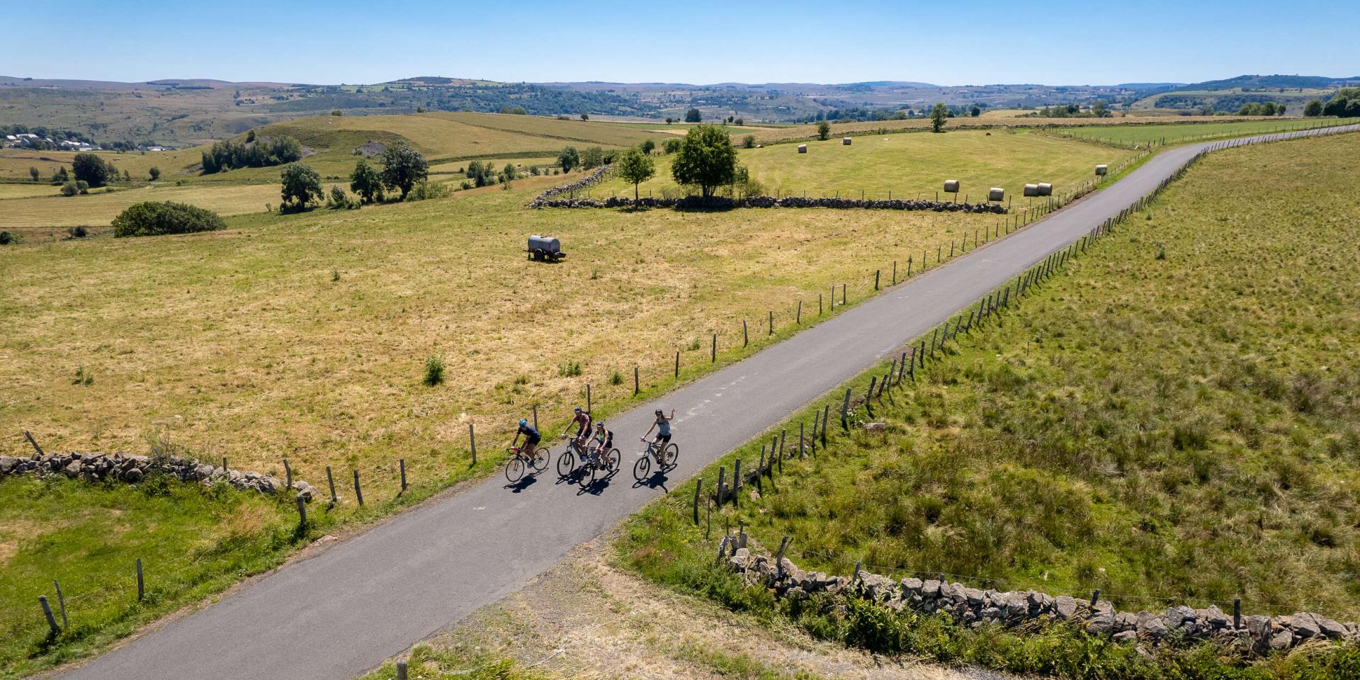 Groupe vélo route Aubrac.