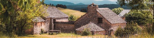 Maisons caussenardes à Hyelzas sur le Causse méjean