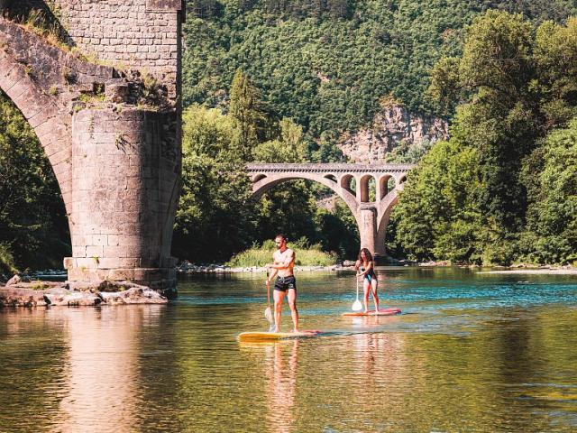 Paddle dans les Gorges du Tarn. Ancien pont du Rozier