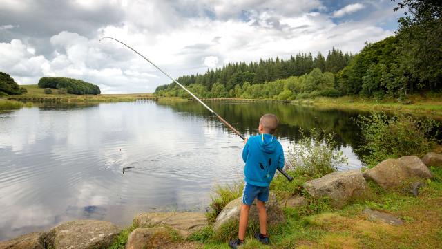 Pêche enfant étang de bonnecombe aubrac